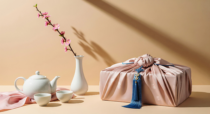 JPG 편집이미지 전통 꽃 문화 백그라운드 주전자 잔 한국 선물 세트 상자 추석 보자기 도자기 분위기 차 다과 추석선물 편집실사 AI포토 AI콘텐츠 식물 식기 명절 아시아 음료 컨셉 주방용품 디저트 CG 파일형식 천_직물 명절선물
