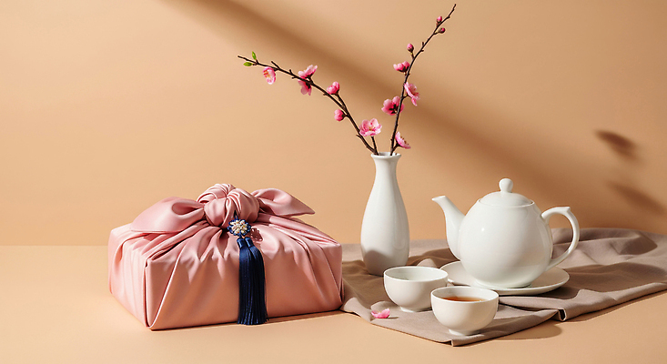 JPG 편집이미지 전통 감정 꽃다발 탁자 복주머니 따뜻함 선물 인테리어 추석 봄 벚꽃 보자기 도자기 차 찻잔 볼터치 뷰티풀 추석선물 편집실사 AI포토 AI콘텐츠 디자인 계절 명절 꽃 음료 가구 잔 전통소품 화장 CG 파일형식 천_직물 명절선물