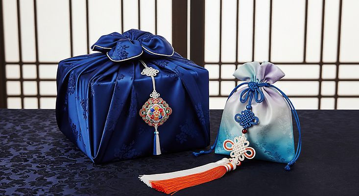 JPG 편집이미지 전통 디자인 리본 문화 예술 컬러 패턴 포장 탁자 한국 선물 장식 상자 추석 보자기 뷰티풀 추석선물 편집실사 AI포토 AI콘텐츠 명절 아시아 가구 무늬 CG 파일형식 천_직물 명절선물