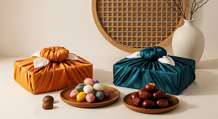 JPG 편집이미지 전통 명절 기념일 문화 음식 컬러 포장 디저트 장식 소풍 추석 보자기 고급 준비 고향 제기차기 뷰티풀 추석선물 편집실사 AI포토 AI콘텐츠 컨셉 선물 이벤트 야외활동 전통놀이 CG 파일형식 천_직물 명절선물