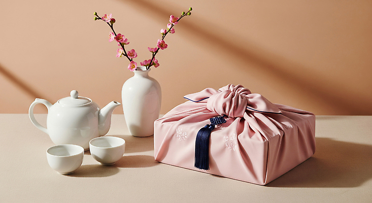 JPG 편집이미지 전통 문화 예술 분홍색 포장 탁자 잔 한국 추석 전시 공간 벚꽃 보자기 찻주전자 오브젝트 조화 뷰티풀 추석선물 편집실사 AI포토 AI콘텐츠 식기 명절 꽃 아시아 컬러 가구 주전자 선물 CG 파일형식 천_직물 명절선물