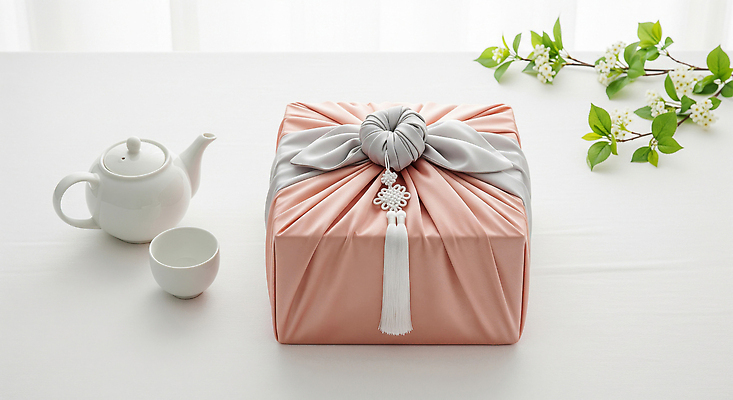 JPG 편집이미지 전통 분홍색 포장 탁자 한국 선물 추석 공간 보자기 차 준비 부드러움 소통 뷰티풀 정성 추석선물 편집실사 AI포토 AI콘텐츠 명절 아시아 음료 컬러 가구 컨셉 감각 CG 파일형식 천_직물 명절선물