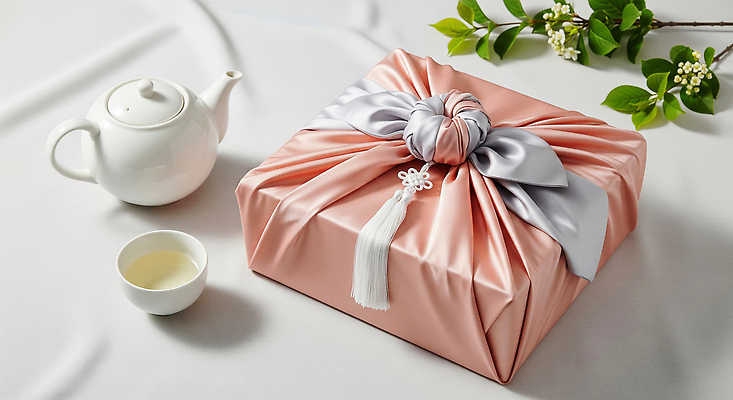 JPG 편집이미지 한국전통 분홍색 포장 주전자 한옥 사탕 선물 장식 추석 립스틱 보자기 우아함 차 은색 다기 다과 추석선물 패브릭 편집실사 AI포토 AI콘텐츠 전통 명절 음료 컬러 컨셉 고건축 주방용품 디저트 한국 화장품 직물 다도 CG 파일형식 천_직물 명절선물