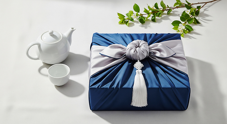 JPG 편집이미지 한국전통 디자인 여유 잎 포장 자연 주방용품 선물 파란색 세트 추석 흰색 보자기 찻잔 다도 찻주전자 한지 추석선물 편집실사 AI포토 AI콘텐츠 식물 전통 명절 감정 종이 컬러 생활용품 주전자 잔 한국 예절 CG 생태계 파일형식 천_직물 명절선물