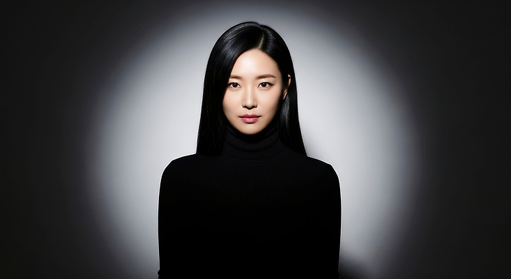 JPG 편집이미지 긴머리 여자 패션 조명 앞모습 화장 뷰티 촬영 신비 집중 모던 의료성형뷰티 편집실사 AI포토 AI인물포토 AI콘텐츠 헤어스타일 뷰포인트 컨셉 사람 CG 파일형식