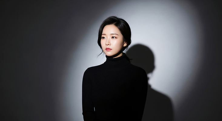 JPG 편집이미지 헤어스타일 여자 패션 포즈 백그라운드 조명 표정 그림자 검은색 회색 우아함 긴소매 의료성형뷰티 스타일 차분 편집실사 AI포토 AI인물포토 AI콘텐츠 컬러 컨셉 사람 CG 파일형식