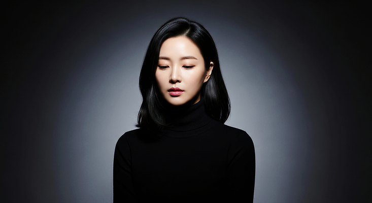 JPG 편집이미지 여자 감정 백그라운드 생각 조명 표정 사람 어둠 고요 매력적 집중 감성 뷰티풀 의료성형뷰티 편집실사 AI포토 AI인물포토 AI콘텐츠 컨셉 CG 파일형식