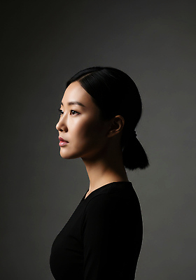 JPG 편집이미지 여자 패션 얼굴 예술 포즈 조명 사람 옆모습 표현 분위기 우아함 뷰티풀 의료성형뷰티 몽환 편집실사 AI포토 AI인물포토 AI콘텐츠 뷰포인트 컨셉 신체부위 CG 파일형식