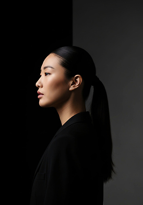 JPG 모델 편집이미지 패션 감정 포즈 생머리 조명 미소 사람 옆모습 카메라 검은색 촬영 그림 의료성형뷰티 세련 편집실사 AI포토 AI인물포토 AI콘텐츠 헤어스타일 뷰포인트 컬러 표정 전자제품 CG 파일형식