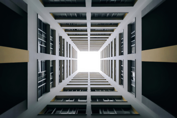 JPG 편집이미지 시선 건축 하늘 설계 풍경 건물 고요 공간 도시 분위기 구조물 모던 대칭 뷰티풀 편집실사 AI포토 AI콘텐츠 건축물 컨셉 CG 파일형식