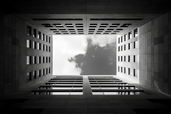 JPG 모양 구름 편집이미지 디자인 건축 하늘 풍경 건물 공간 회색 도시 구출 위 편집실사 AI포토 AI콘텐츠 자연요소 건축물 컬러 도움 방향 CG 파일형식