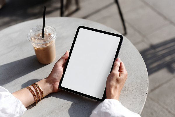 JPG 편집이미지 손 음료 탁자 휴식 따뜻함 일상 태블릿 햇빛 디지털 얼음 카페 작업 편안함 오후 카페테라스 의료성형뷰티 편집실사 AI인물포토 AI콘텐츠 자연요소 가구 컨셉 라이프 신체부위 전자제품 스마트기기 태양 상점 감각 CG 파일형식 AI포토