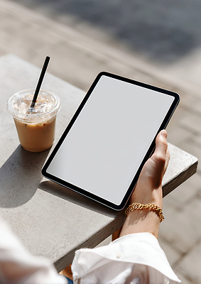 JPG 편집이미지 손 여유 커피 탁자 날씨 휴식 야외 일상 태블릿 카페 편안함 즐거움 모던 아이스커피 의료성형뷰티 편집실사 AI인물포토 AI콘텐츠 감정 음료 가구 컨셉 라이프 신체부위 전자제품 스마트기기 상점 감각 CG 파일형식 AI포토