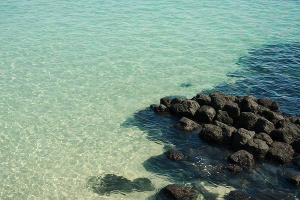 JPG 편집이미지 바다 여행 자연 휴식 풍경 해변 여름 햇빛 평화 바위 수면 편집실사 AI포토 AI콘텐츠 계절 컨셉 물 태양 돌_바위 CG 생태계 파일형식