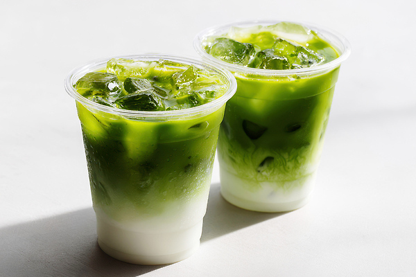 JPG 편집이미지 음료 디저트 건강 여름 얼음 카페 우유 차 맛 시원함 녹차 냉음료 말차 편집실사 AI포토 AI콘텐츠 자연요소 계절 음식 컨셉 유제품 차_음료 상점 CG 파일형식