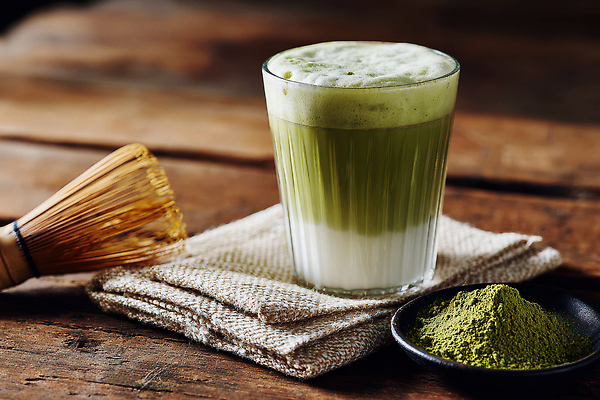 JPG 편집이미지 음료 자연 디저트 선물 소풍 거품 카페 차 조화 찻잎 나무탁자 라떼 말차 색감 편집실사 AI포토 AI콘텐츠 커피 음식 탁자 차_음료 야외활동 상점 CG 생태계 파일형식