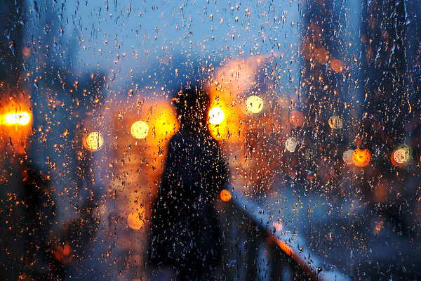 JPG 편집이미지 실루엣 창문 날씨 조명 거리 회색 물방울 비 분위기 저녁 빗방울 감성 우울감 몽환 편집실사 AI포토 AI콘텐츠 자연요소 감정 컬러 컨셉 촬영기법 비_날씨 야간 CG 파일형식