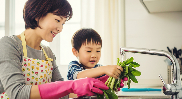 JPG 편집이미지 어린이 채소 가정 가족 모션 엄마 대화 요리 생활 주방 신선 씻기 즐거움 식사준비 의료성형뷰티 유대감 편집실사 AI인물포토 AI콘텐츠 감정 관계 말하기 사람 청결 CG 준비 파일형식 AI포토