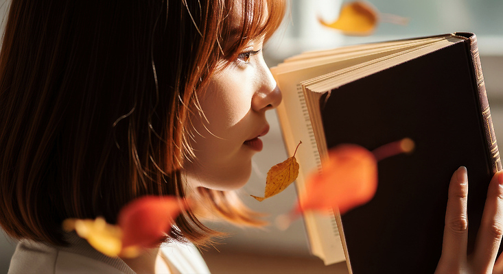 JPG 편집이미지 여자 감정 여유 낙엽 자연 따뜻함 표정 일상 책 빛 독서 가을 창가 오후 의료성형뷰티 편집실사 AI인물포토 AI콘텐츠 계절 잎 창문 사람 라이프 CG 생태계 파일형식 AI포토