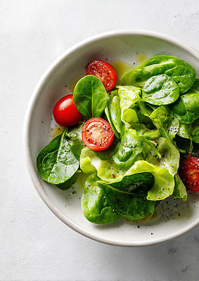 JPG 편집이미지 그릇 다이어트 채소 재료 방울토마토 탁자 여름 식사 샐러드 신선 소스 시금치 건강식 편집실사 AI포토 AI콘텐츠 영양군 식기 계절 음식 가구 토마토 건강 양념 경상북도 CG 파일형식