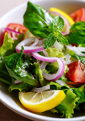 JPG 편집이미지 음식 토마토 재료 양파 초록색 여름 소풍 식사 샐러드 레몬 상쾌 건강식 편집실사 AI포토 AI콘텐츠 계절 감정 컬러 채소 과일 야외활동 CG 파일형식