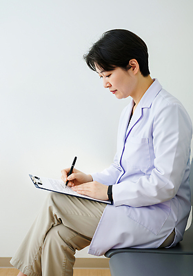 JPG 편집이미지 의학 실험 치료 사무실 건강관리 진료 환자 의사 기록 집중 상담 건강검진 진료기록부 의료성형뷰티 편집실사 AI인물포토 AI콘텐츠 컨셉 비즈니스 건강 관리 의료진 CG 검사_조사 파일형식 AI포토