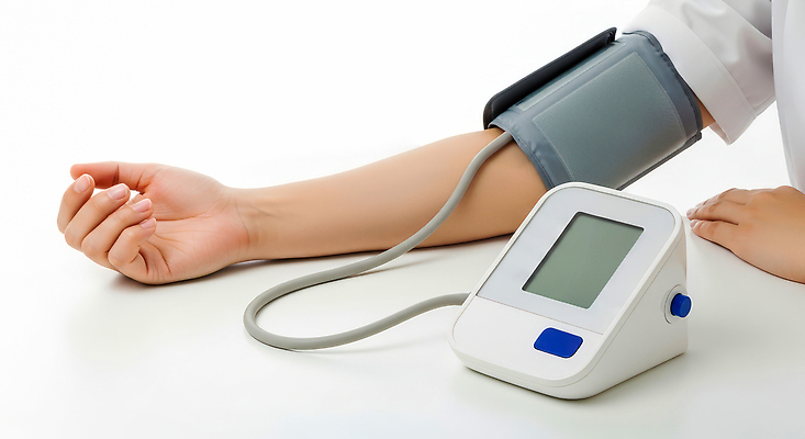 JPG 편집이미지 의학 건강 관리 치료 자료 진료 장비 환자 간호사 의사 손목 체크표시 건강검진 측정기 혈압 의료성형뷰티 편집실사 AI인물포토 AI콘텐츠 신체부위 기계 의료진 CG 확인 검사_조사 파일형식 AI포토