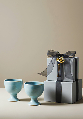 JPG 편집이미지 디자인 기념일 리본 탁자 선물 장식 컵 파란색 인테리어 우아함 포장지 오브젝트 조화 선물세트 편집실사 AI포토 AI콘텐츠 식기 컬러 가구 컨셉 포장 이벤트 CG 파일형식