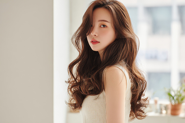 JPG 편집이미지 긴머리 헤어스타일 여자 패션 생머리 실내 표정 미소 촬영 매력적 우아함 뷰티풀 의료성형뷰티 편집실사 AI인물포토 AI콘텐츠 컨셉 사람 내부 CG 파일형식 AI포토