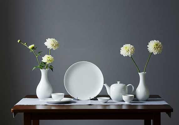 JPG 편집이미지 디자인 꽃 자연 탁자 장식 인테리어 평화 꽃병 흰색 도자기 분위기 차 편안함 다과 편집실사 AI포토 AI콘텐츠 식물 음료 컬러 가구 컨셉 디저트 감각 CG 생태계 파일형식