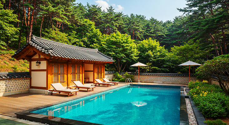 JPG 나무 편집이미지 여유 여행 자연 휴식 한옥 주택 수영장 풍경 야외 여름 평화 힐링 편집실사 AI포토 AI콘텐츠 한옥스테이 식물 한국전통 계절 감정 컨셉 고건축 건물 CG 생태계 숙박 파일형식