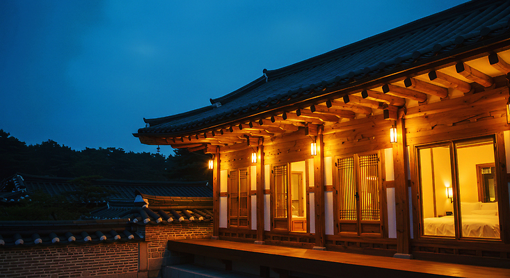 JPG 편집이미지 전통 건축 자연 조명 한옥 한국 따뜻함 풍경 고요 역사 밤 저녁 창가 뷰티풀 편집실사 AI포토 AI콘텐츠 한옥스테이 한국전통 아시아 고건축 창문 견과류 야간 CG 생태계 숙박 파일형식