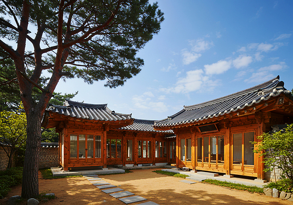 JPG 편집이미지 전통 건축 문화 고건축 자연 하늘 한옥 한국 잔디 햇빛 평화 정원 돌길 뷰티풀 세련 편집실사 AI포토 AI콘텐츠 한옥스테이 식물 한국전통 건축물 아시아 길 컨셉 태양 CG 생태계 숙박 파일형식