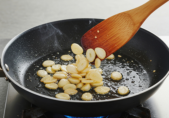 JPG 편집이미지 재료 주방용품 마늘 요리 주방 요리사 식사 팬 기름 준비 볶음 향 손질 편집실사 AI포토 AI콘텐츠 직업 음식 생활용품 채소 CG 파일형식