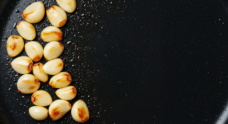 JPG 편집이미지 음식 채소 식재료 재료 마늘 요리 갈색 주방 식사 팬 맛 볶음 향 편집실사 AI포토 AI콘텐츠 컬러 컨셉 CG 파일형식