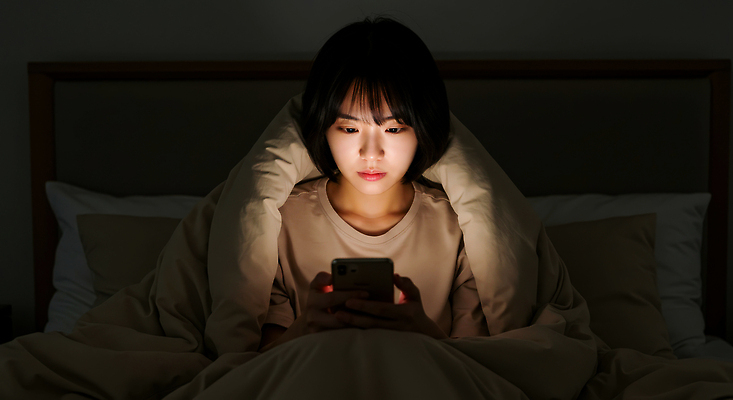 JPG 편집이미지 여자 조명 기술 빛 스마트폰 방 침대 밤 편안함 집중 소통 의료성형뷰티 편집실사 AI인물포토 AI콘텐츠 가구 컨셉 사람 핸드폰 스마트기기 견과류 감각 CG 파일형식 AI포토