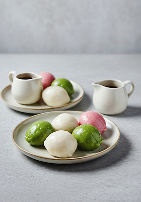 JPG 모양 편집이미지 전통 접시 한식 컬러 탁자 주전자 디저트 떡 식사 환대 차 편안함 간편조리식품 편집실사 AI포토 AI콘텐츠 식기 음료 음식 가구 컨셉 주방용품 감각 CG 파일형식