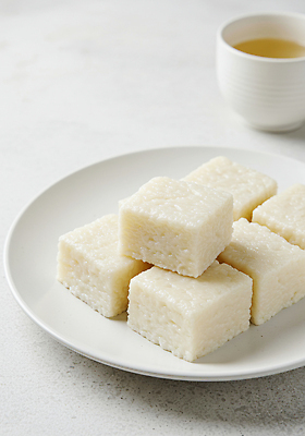 JPG 모양 편집이미지 전통 접시 한식 디저트 떡 요리 흰색 차 부드러움 다과 먹거리 찹쌀 편집실사 AI포토 AI콘텐츠 식기 음료 음식 컬러 쌀 감각 CG 파일형식