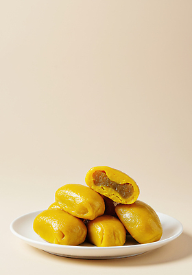 JPG 편집이미지 전통 접시 한식 음식 디저트 떡 요리 노란색 달콤 맛 고구마 부드러움 간편조리식품 편집실사 AI포토 AI콘텐츠 식기 컬러 컨셉 뿌리채소 감각 CG 파일형식