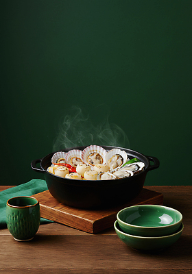 JPG 편집이미지 식기 한식 음식 채소 탁자 조개 따뜻함 요리 초록색 식사 냄비 김 조개찜 편집실사 AI포토 AI콘텐츠 컬러 가구 어패류 해조류 솥 CG 찜 파일형식