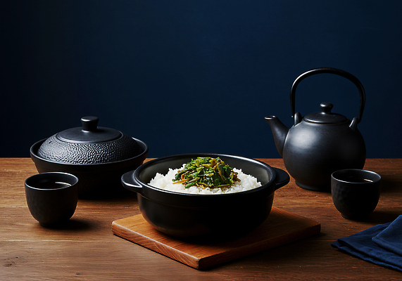 JPG 편집이미지 그릇 한식 음식 백그라운드 탁자 밥 주전자 주방용품 잔 요리 검은색 식사 저녁식사 나물 편집실사 AI포토 AI콘텐츠 식기 컬러 가구 생활용품 채소 CG 파일형식