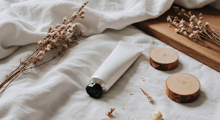 JPG 나무 편집이미지 조각 자연 생명 아침 장식 인테리어 화장품 침대 편안함 크림 오브젝트 부드러움 드라이플라워 편집실사 AI포토 AI콘텐츠 주간 식물 디자인 꽃 가구 뷰티 감각 CG 생태계 파일형식