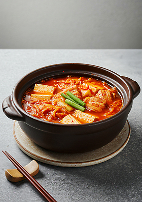 JPG 편집이미지 한식 따뜻함 요리 저녁식사 전통음식 매움 두부 레시피 국물 파 돌솥 김치찌개 집밥 맛있는 편집실사 AI포토 AI콘텐츠 전통 음식 채소 식사 맛 찌개 CG 파일형식