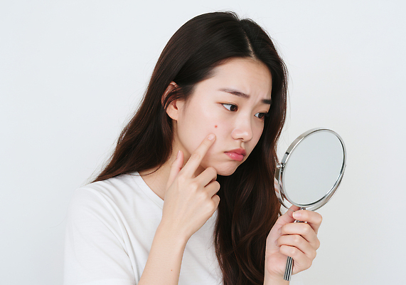 JPG 편집이미지 여자 손가락 표정 여름 화장 뷰티 청결 거울 피부 고민 피부관리 스킨케어 트러블 의료성형뷰티 편집실사 AI인물포토 AI콘텐츠 손 계절 감정 사람 신체부위 위생 CG 파일형식 AI포토