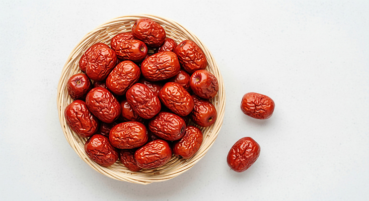 JPG 편집이미지 전통 한식 과일 재료 자연 식탁 디저트 건강 빨간색 바구니 가을 달콤 맛 대추 편집실사 AI포토 AI콘텐츠 계절 음식 컬러 컨셉 탁자 CG 생태계 파일형식