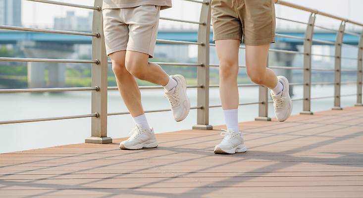 JPG 편집이미지 신발 대화 풍경 취미 일상 여름 친구 운동 소풍 걷기 도시 한강 의료성형뷰티 편집실사 AI인물포토 AI콘텐츠 계절 관계 모션 서울 건강 말하기 라이프 야외활동 CG 랜드마크 파일형식 AI포토