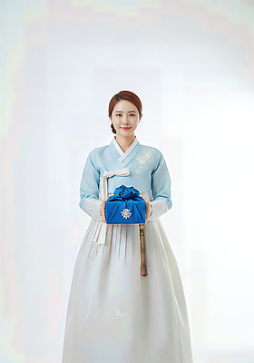 JPG 편집이미지 한국전통 옷 여자 기념일 문화 백그라운드 조명 선물 미소 추석 축하 편안함 한복 단정 뷰티풀 의료성형뷰티 편집실사 AI인물포토 AI콘텐츠 전통 명절 컨셉 한국 표정 사람 이벤트 감각 전통의상 CG 파일형식 AI포토