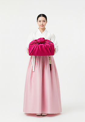 JPG 편집이미지 전통 손 옷 여자 문화 분홍색 포즈 조명 복주머니 한국 이벤트 추석 전통의상 한복 돌잡이 뷰티풀 의료성형뷰티 편집실사 AI인물포토 AI콘텐츠 한국전통 명절 아시아 컬러 전통소품 사람 신체부위 CG 돌잔치 파일형식 AI포토