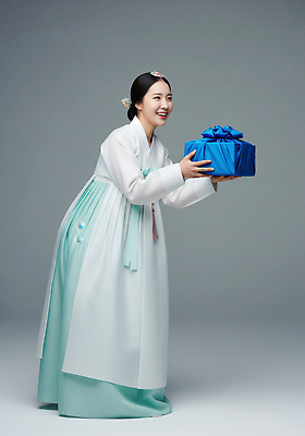 JPG 편집이미지 여자 문화 포장 한국 선물 미소 웃음 손짓 이벤트 추석 기쁨 양손 축하 전통의상 한복 뷰티풀 의료성형뷰티 편집실사 AI인물포토 AI콘텐츠 한국전통 전통 손 명절 감정 아시아 컨셉 모션 표정 사람 CG 파일형식 AI포토