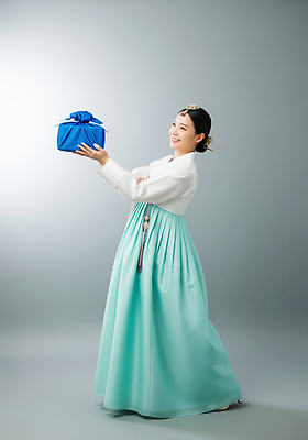 JPG 편집이미지 한국전통 옷 기념일 행복 문화 어린이 컬러 선물 미소 소녀 추석 귀여움 축제 한복 즐거움 초상화 의료성형뷰티 편집실사 AI인물포토 AI콘텐츠 전통 여자 명절 감정 컨셉 한국 표정 사람 이벤트 전통의상 CG 그림 파일형식 AI포토